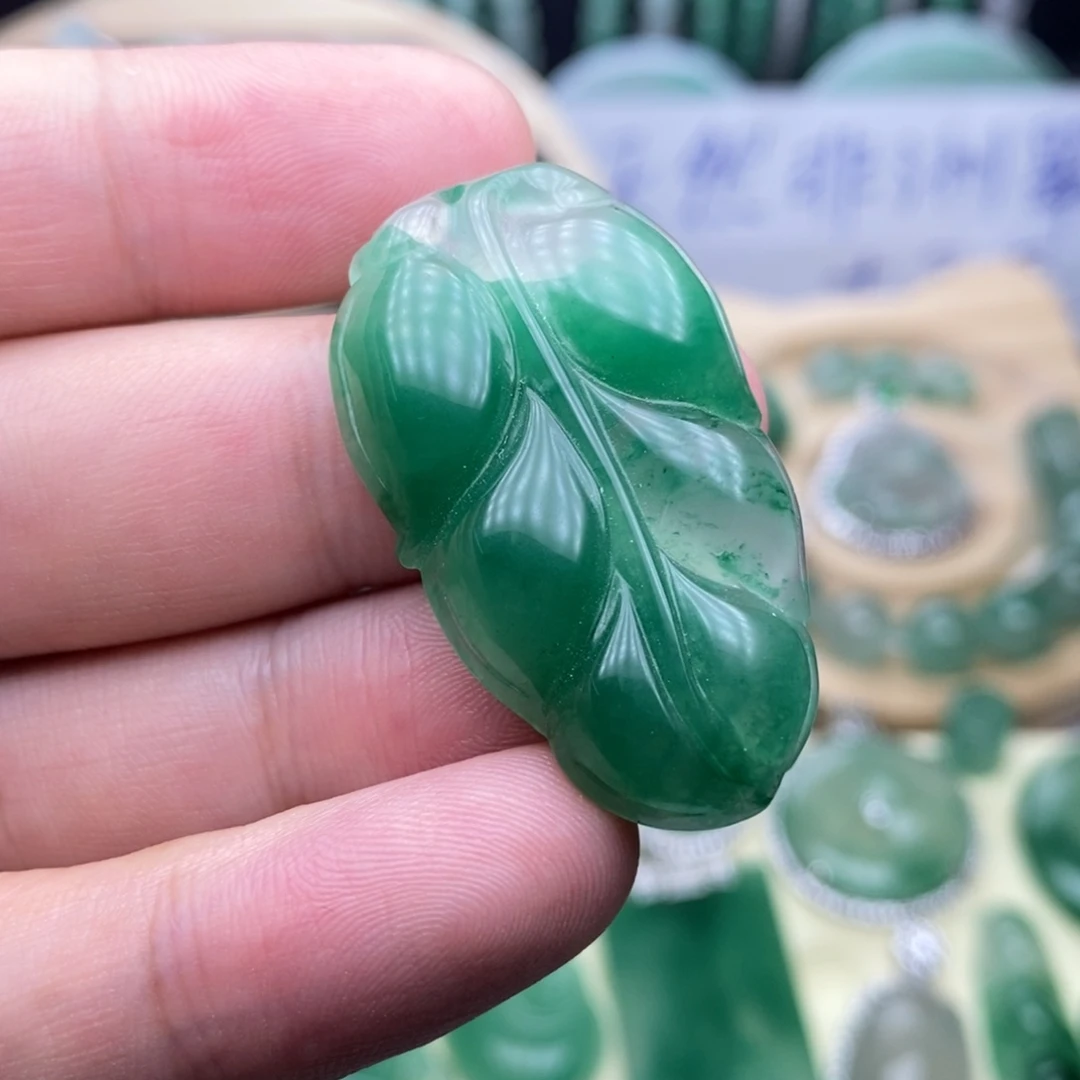 未镶嵌石英质玉（非洲翠）车挂