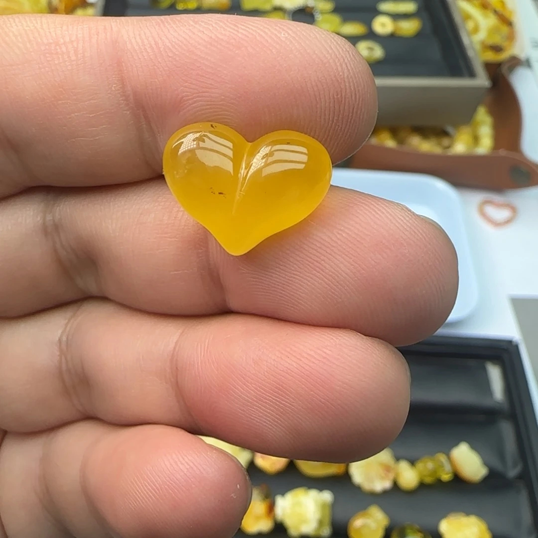 凡***玉琥珀未镶嵌裸石1.1克微瑕