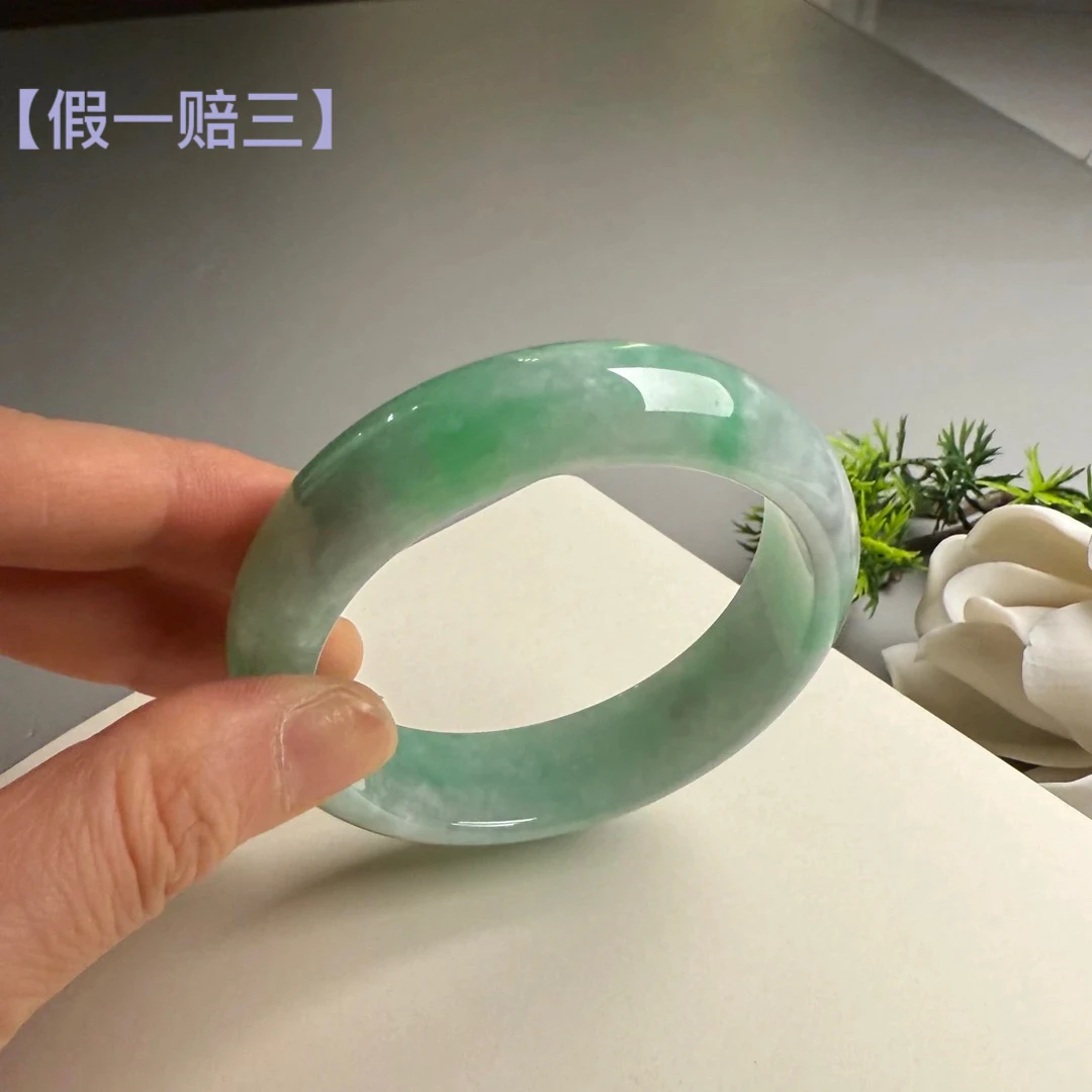 翠亿诚阳翠绿翡翠手镯 翠绿鲜润怡人