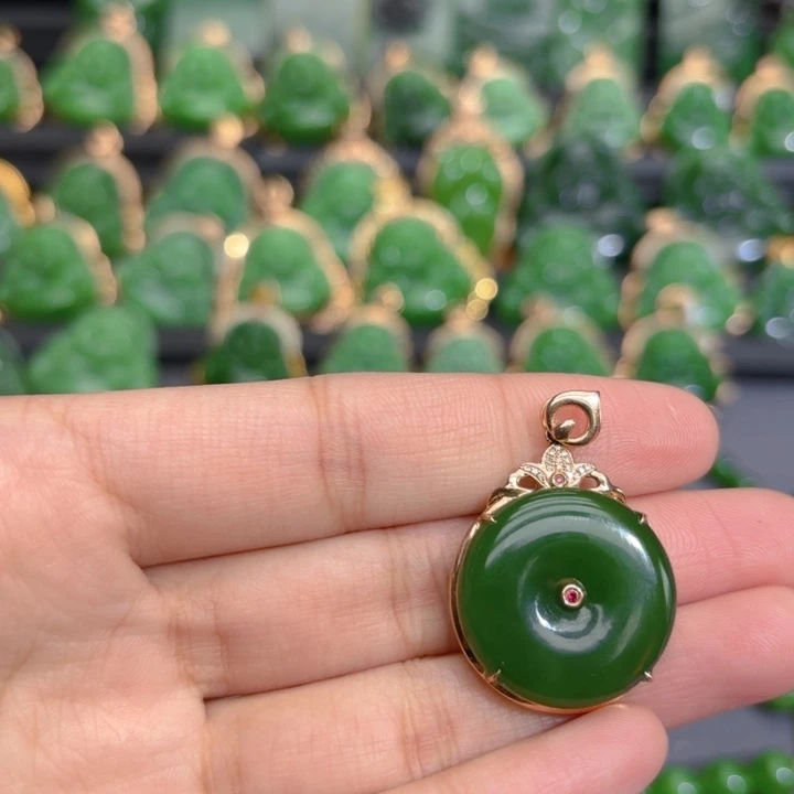 颈饰18K金镶嵌和田玉（碧玉）