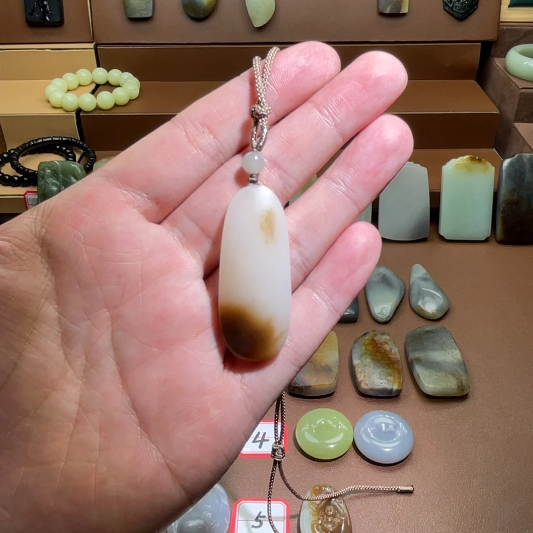 阿****和田玉未镶嵌颈饰