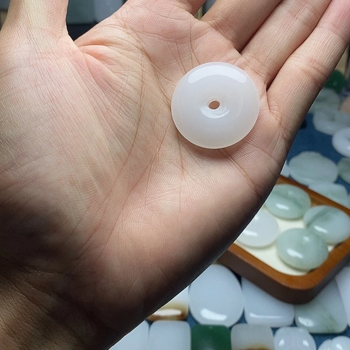 颈饰未镶嵌石英质玉（金丝玉）