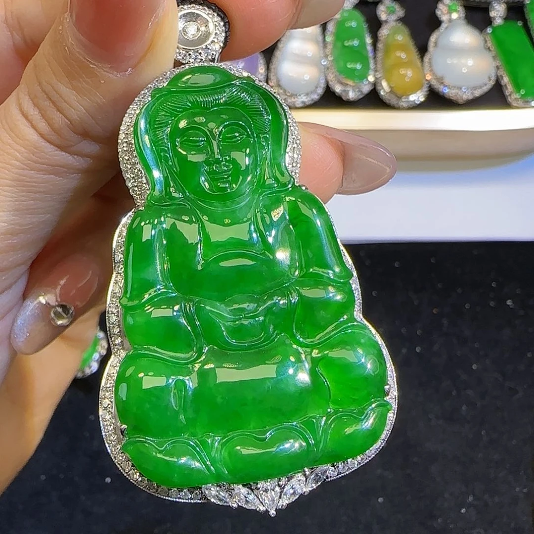 翡翠颈饰18K金镶嵌。