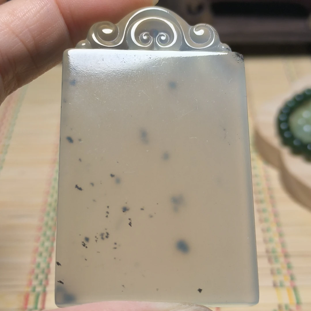 天然岫玉冰飘水墨俏色平安无事牌吊坠挂件