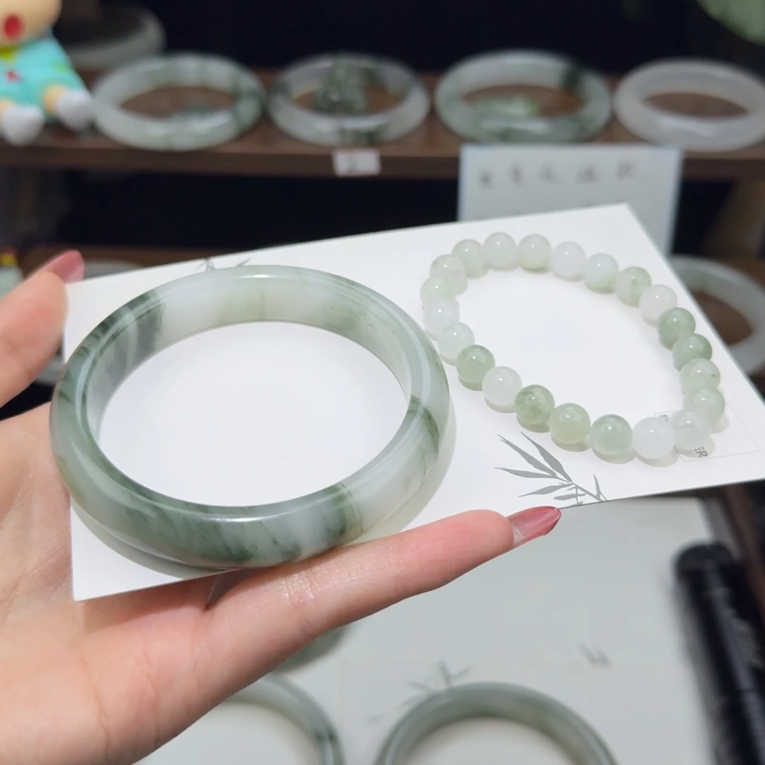 瑾***瑜石英质玉（天山翠）未镶嵌手镯62.7圈口