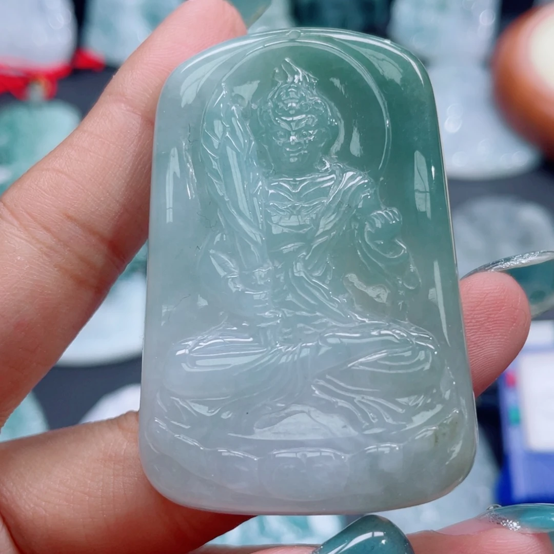 翡翠未镶嵌颈饰不动明王