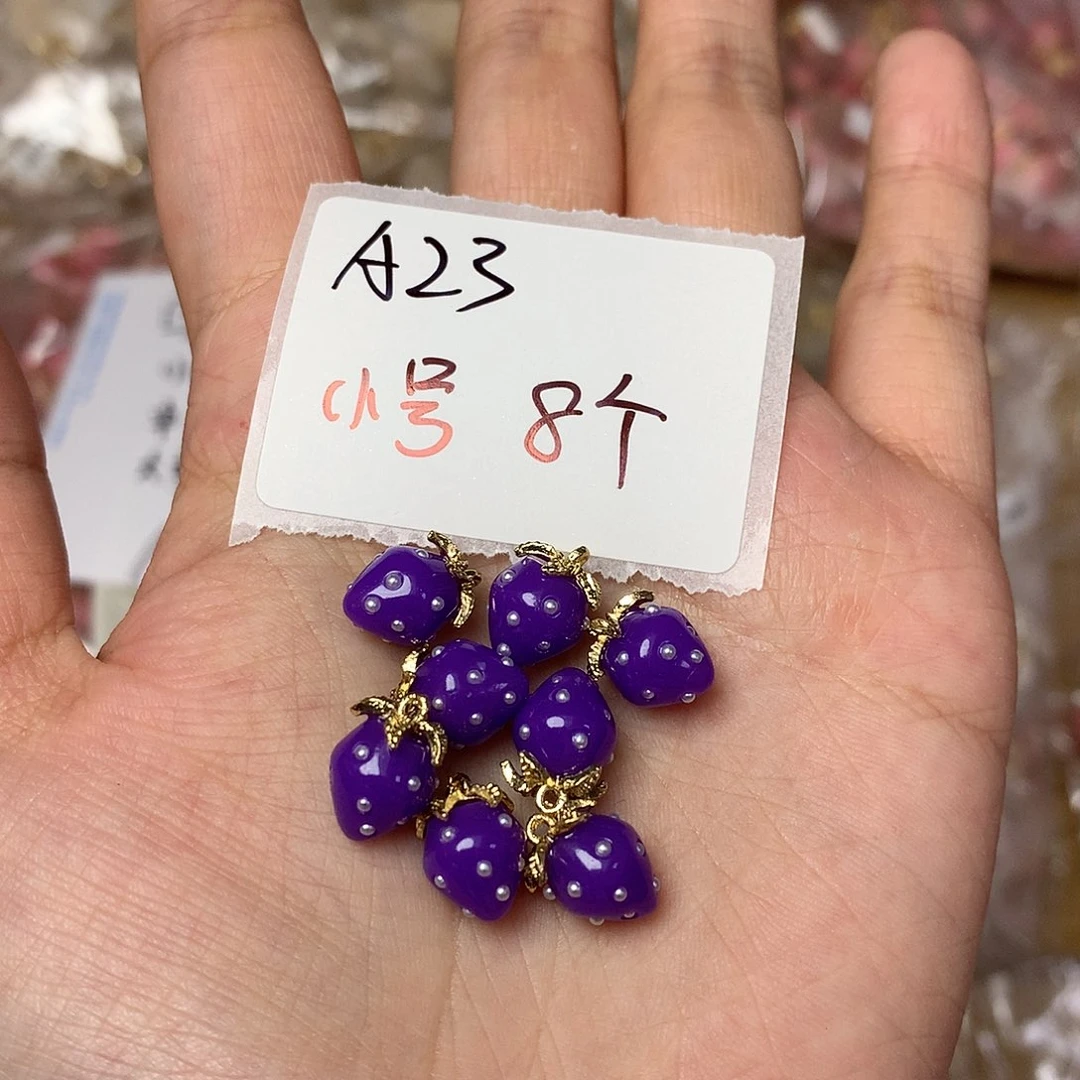 A23 日本树脂草莓吊坠