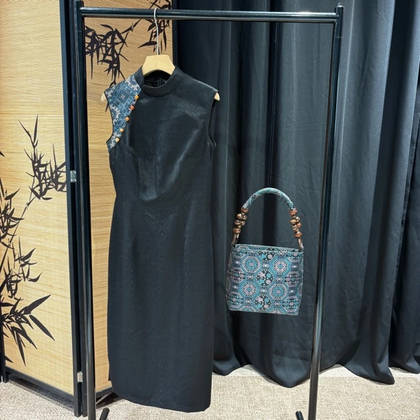 非遗壮锦｜Gavin Tang 花开燕语纹无袖旗袍