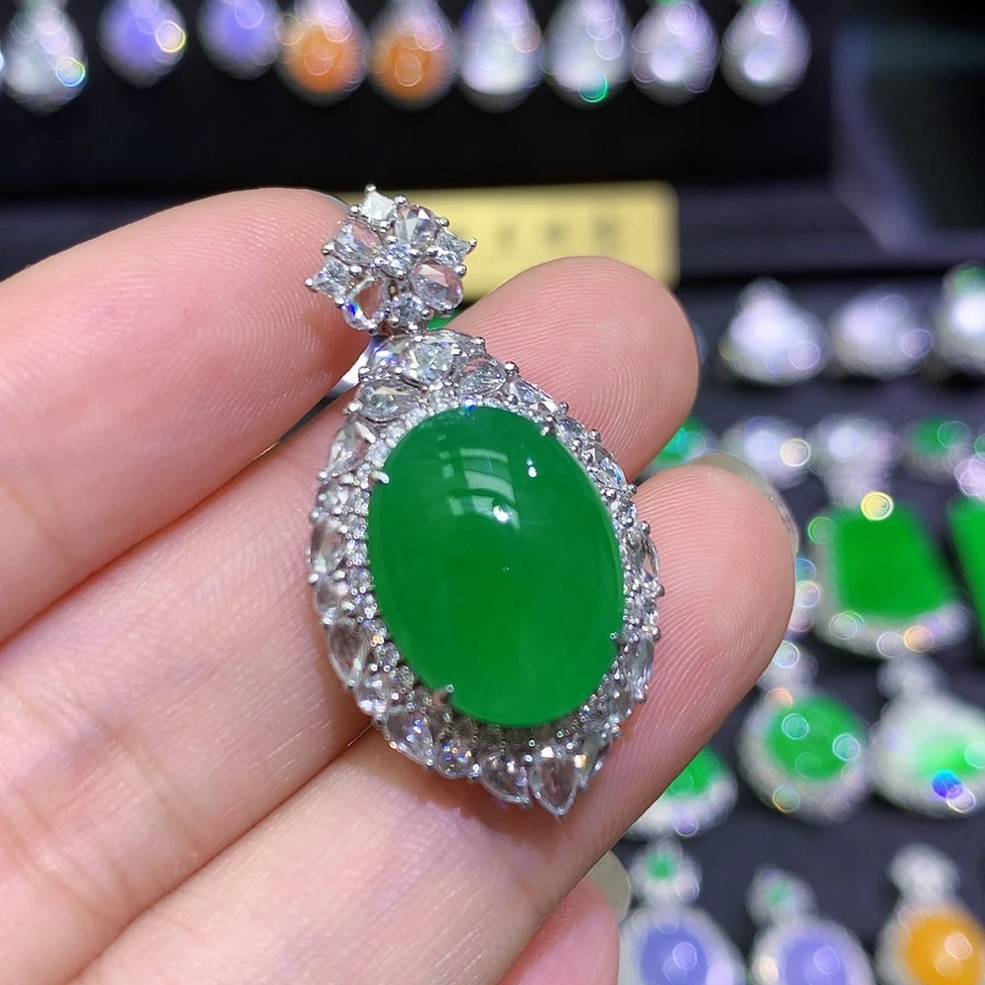 翡翠18K金镶嵌颈饰高冰满绿蛋面