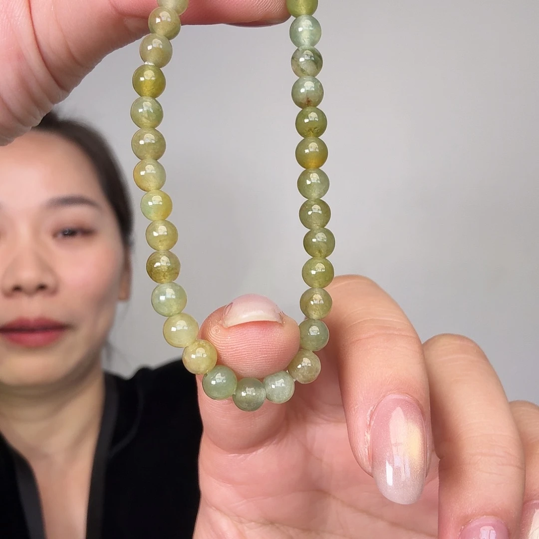翡翠未镶嵌颈饰一件