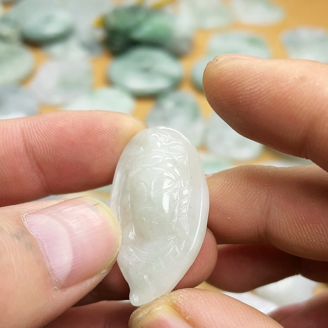 翡翠未镶嵌颈饰观音