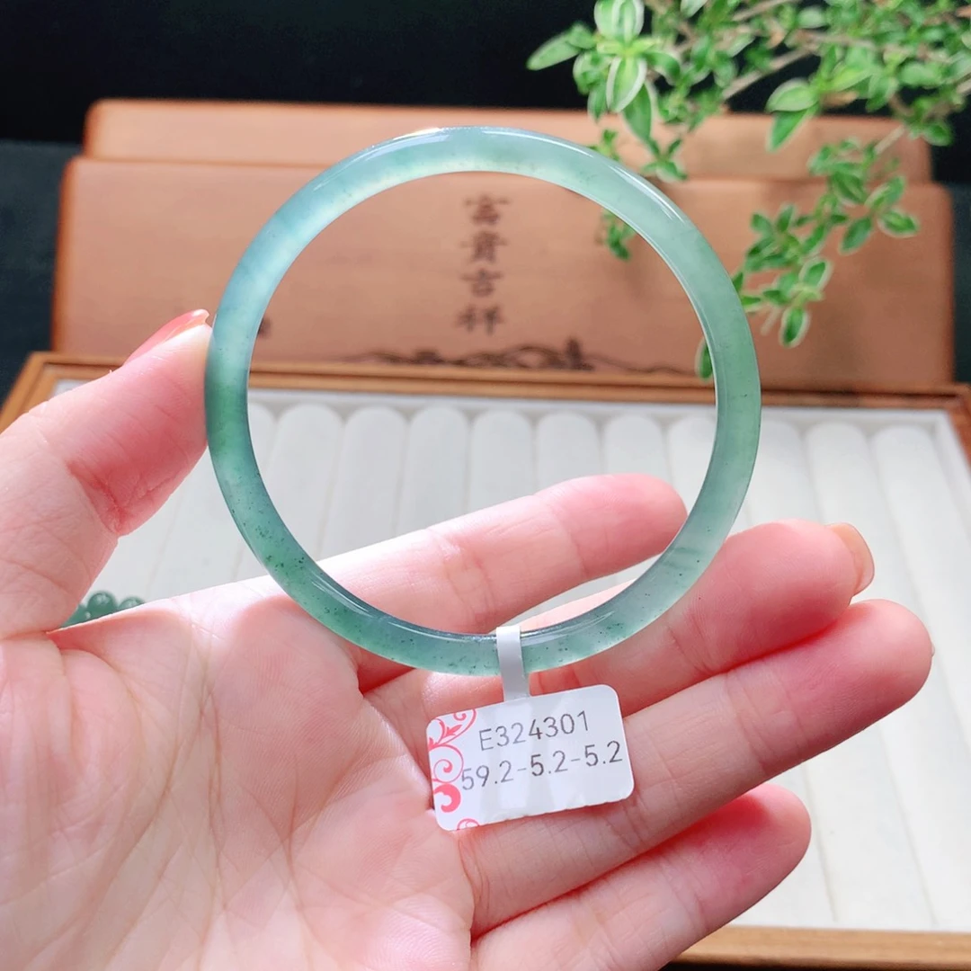 未镶嵌手镯（圆镯）翡翠