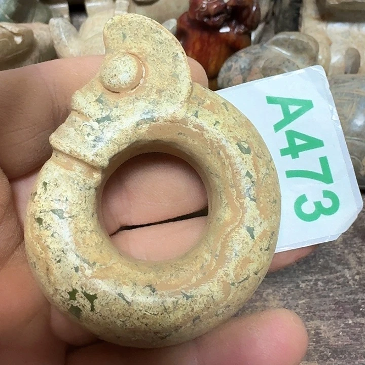 蛇纹石玉颈饰未镶嵌