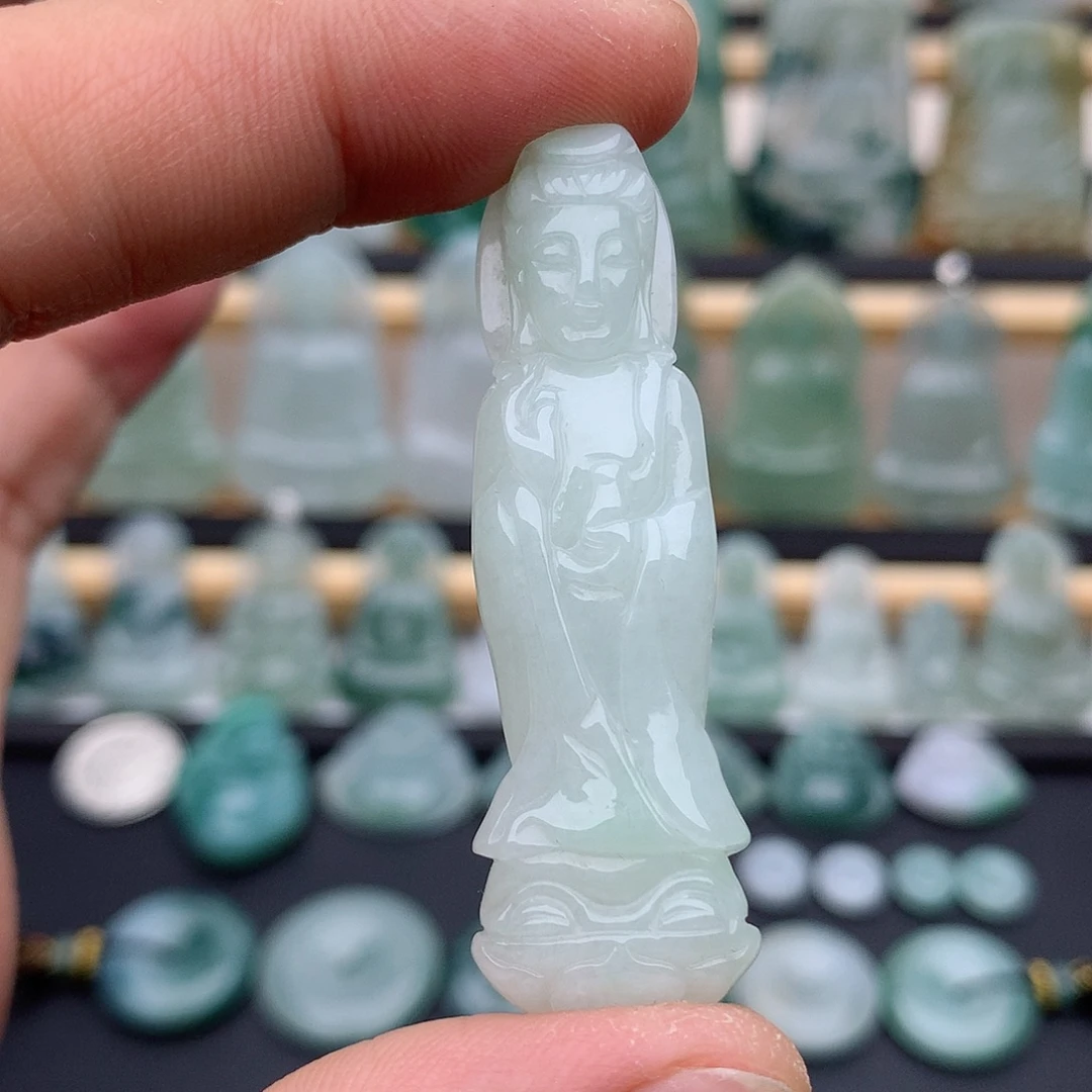 翡翠未镶嵌颈饰站观音