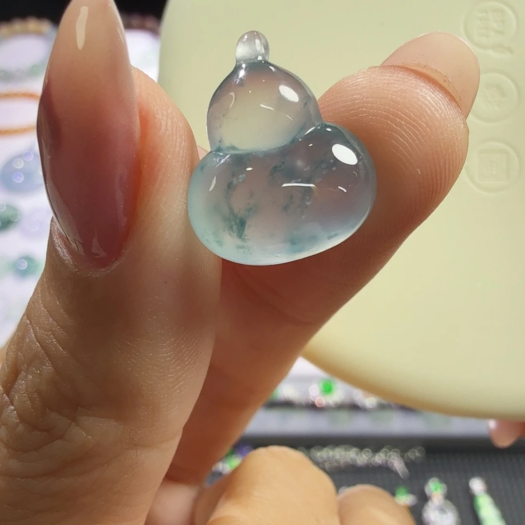 翡翠未镶嵌颈饰葫芦