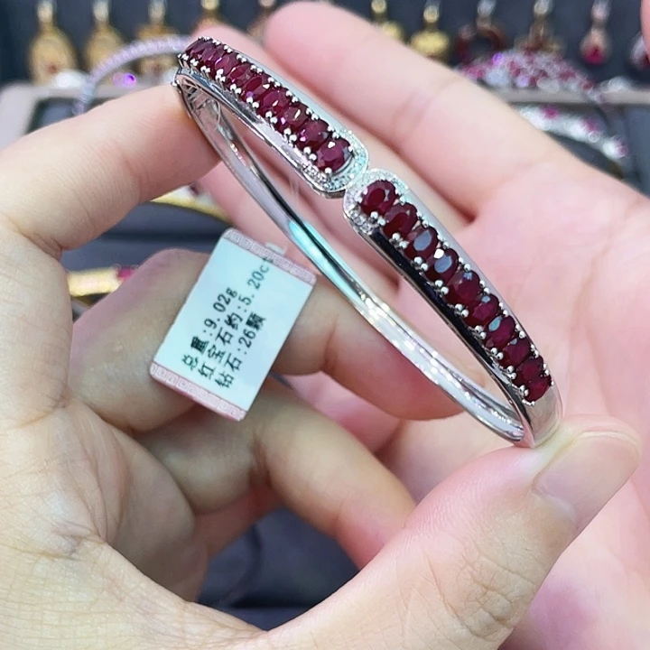 18K金镶嵌手镯红宝石5.20克拉，9克