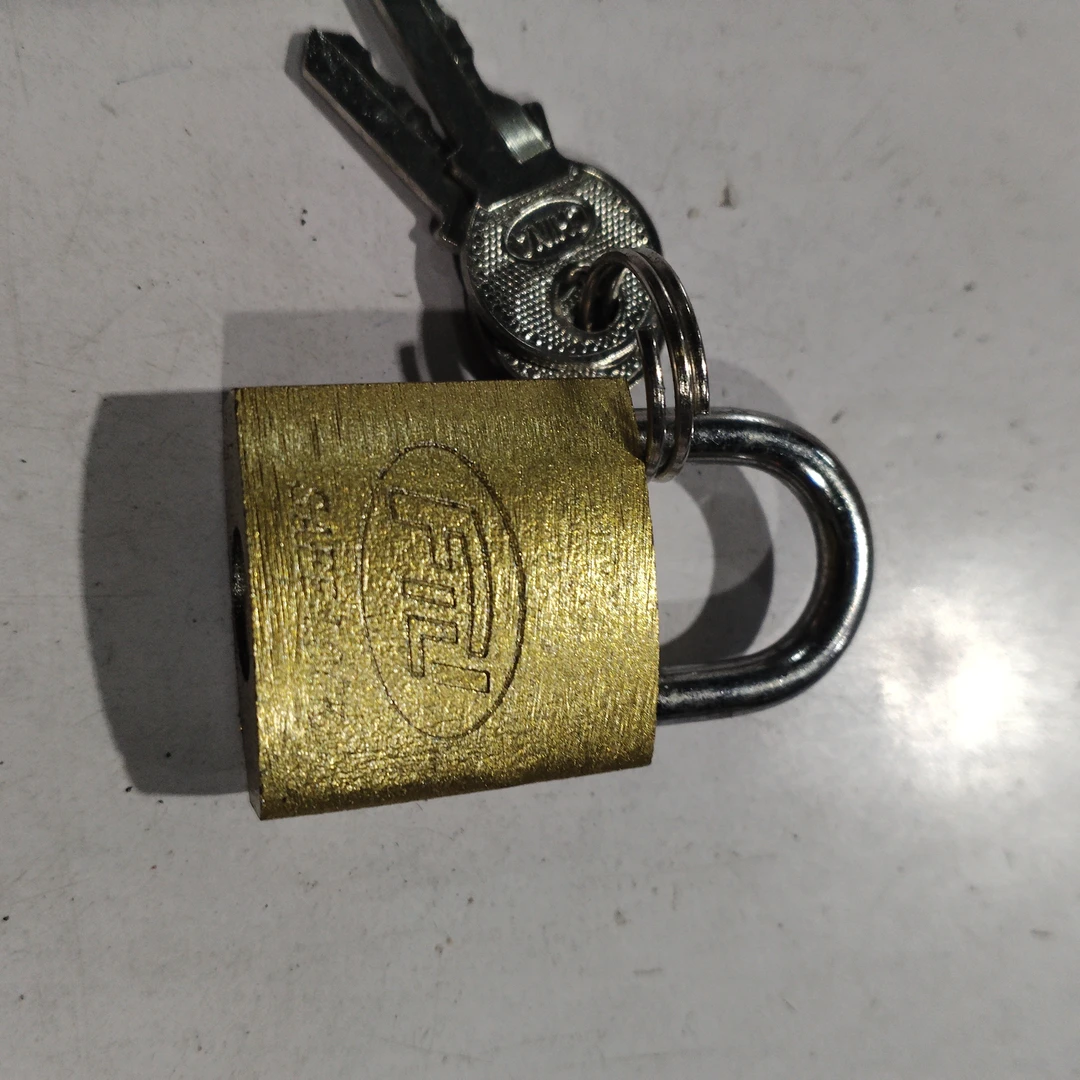 25mm仿铜挂锁，铜芯。（拍1发36）