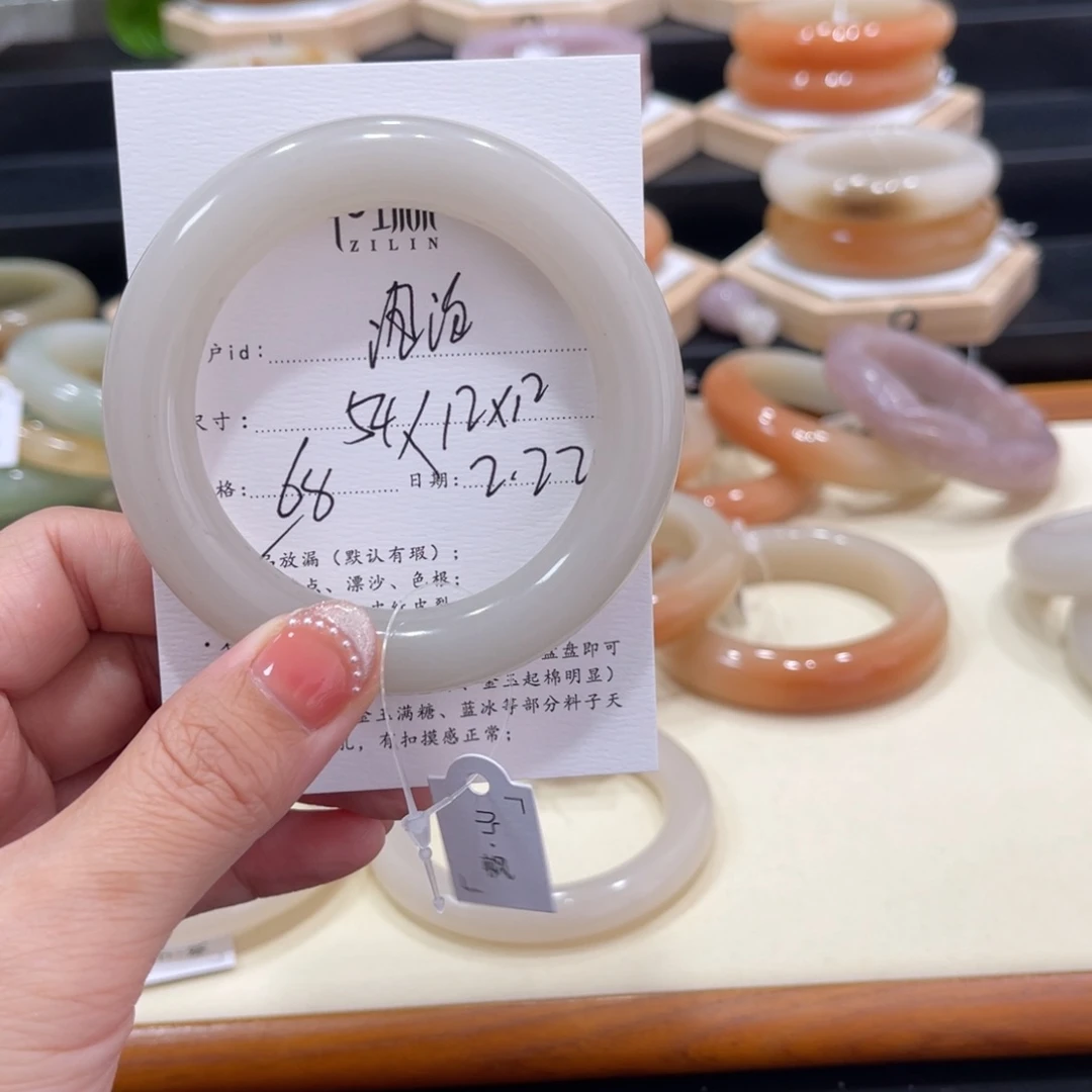 石英质玉手镯未镶嵌?