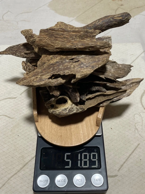 沉香老虫漏51.8克，天然野虫蛀结香，树干内部油，清香带甜，少木质。