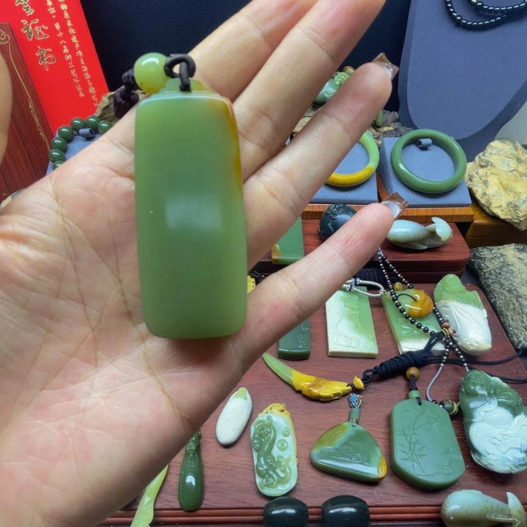 颈饰未镶嵌岫岩河磨玉（透闪石质玉）玉*儿