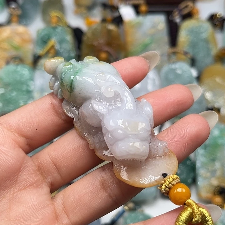 激***机翡翠未镶嵌颈饰貔貅