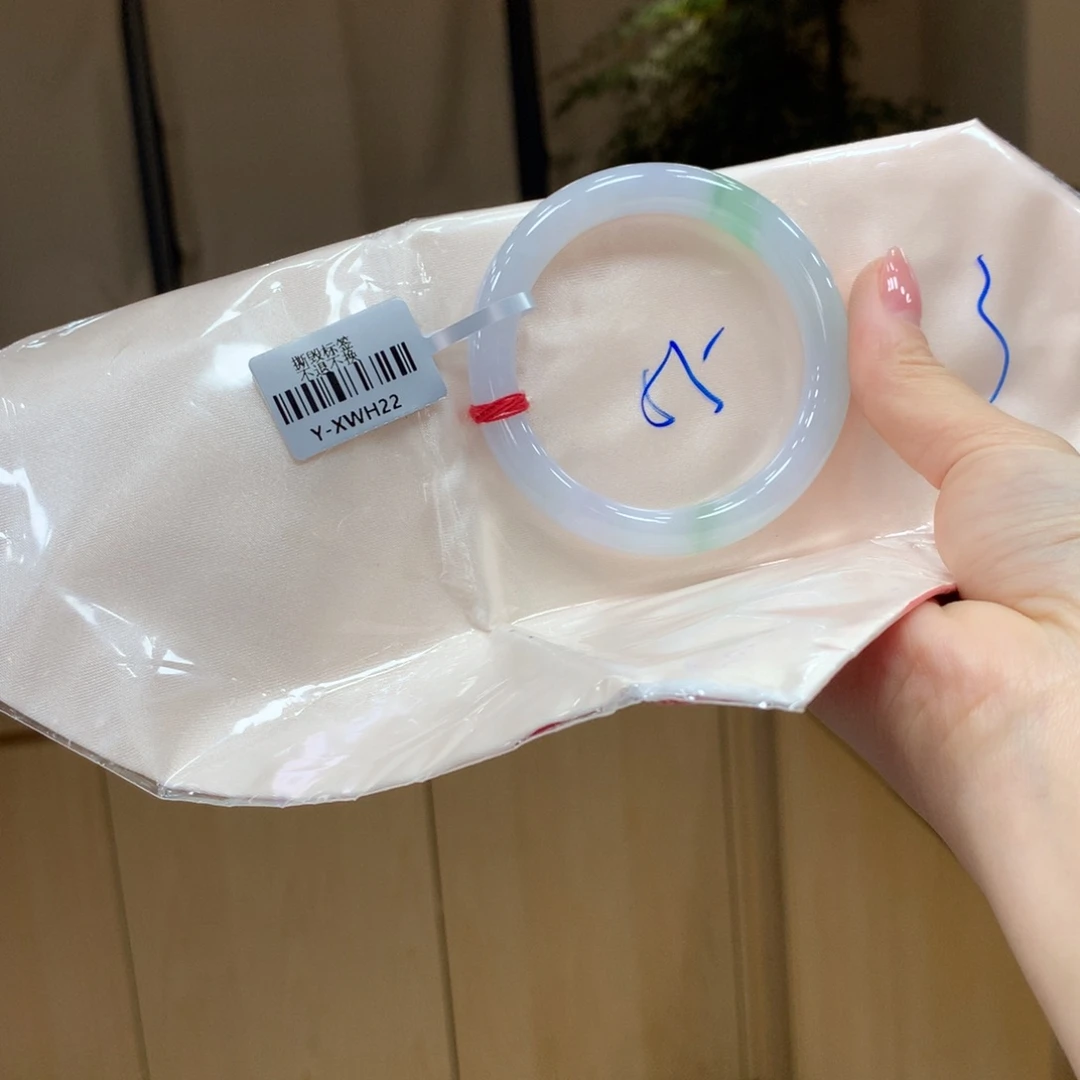 翡翠手镯未镶嵌不退不换