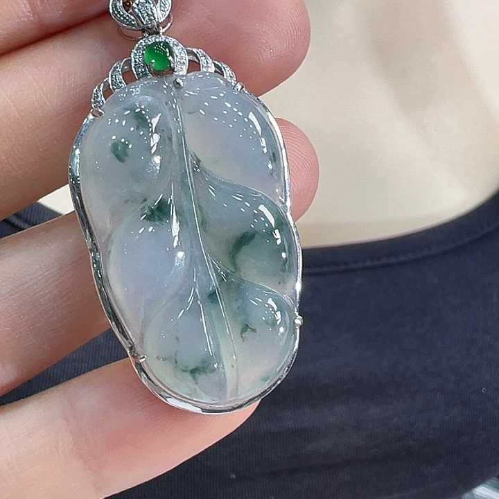 翡翠18K金镶嵌颈饰吊坠