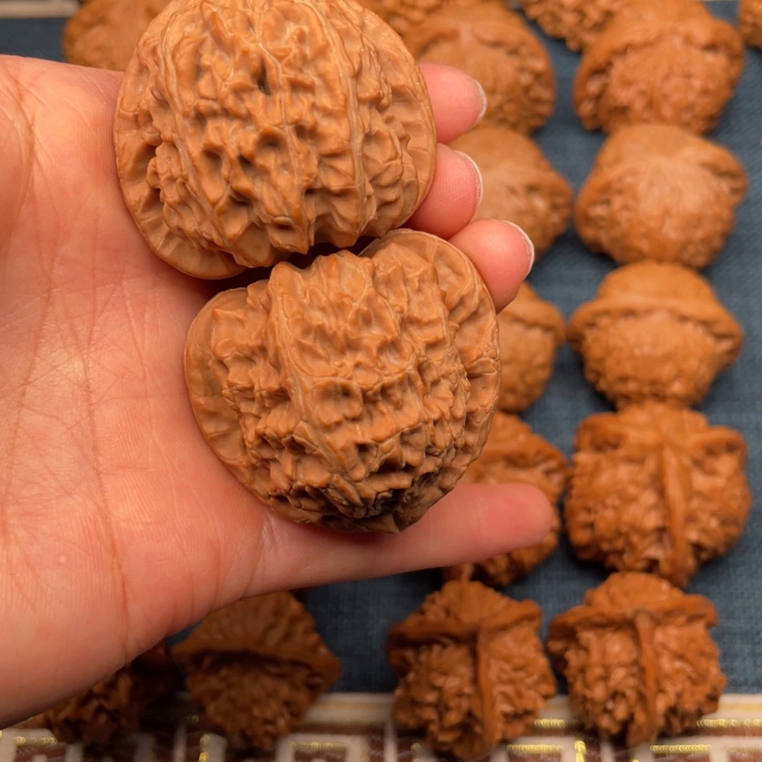 咕***呦文玩核桃把件43全品毕业三角白