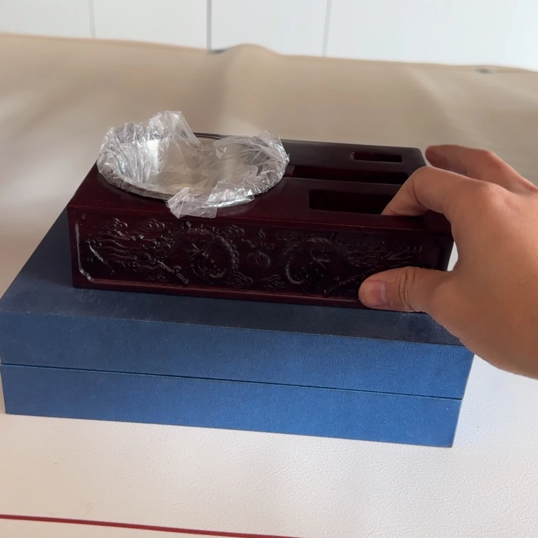 紫檀木类端景台雕龙烟火木匣