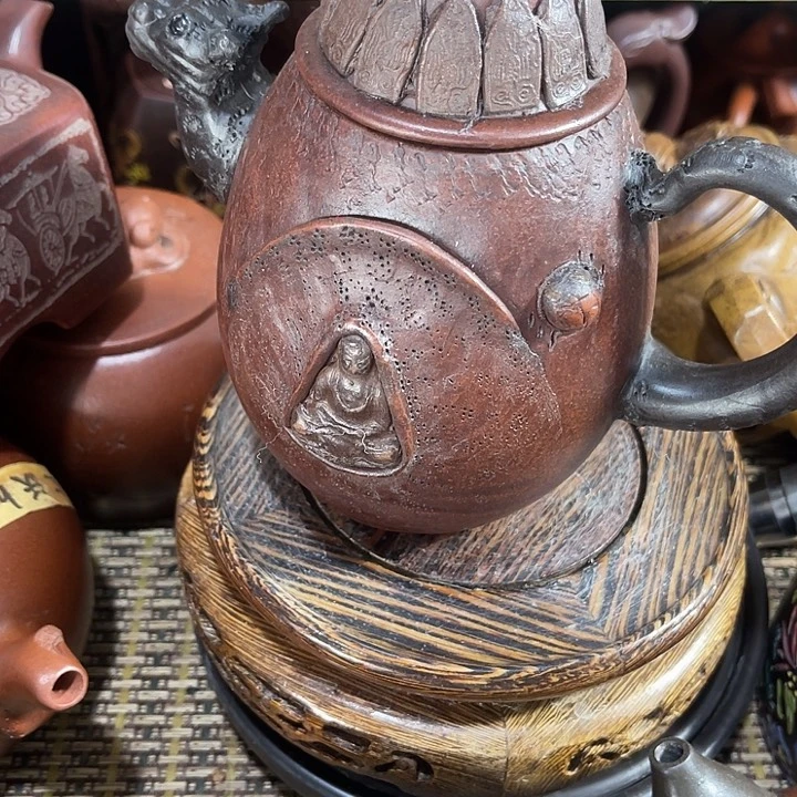 茶壶紫砂原矿泥料手工制作的一把紫砂壶。