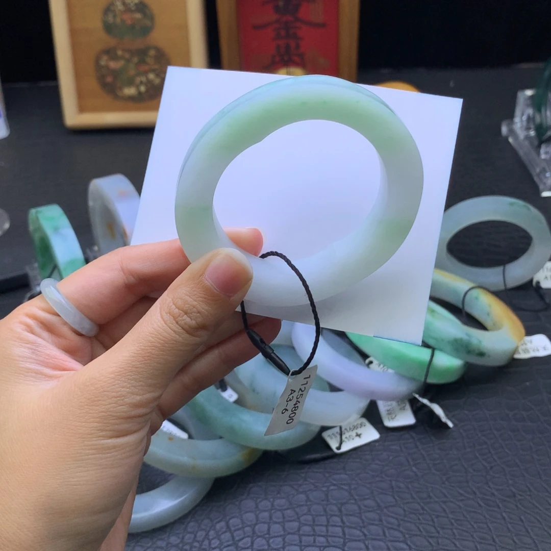 定制翡翠未镶嵌翡翠手镯