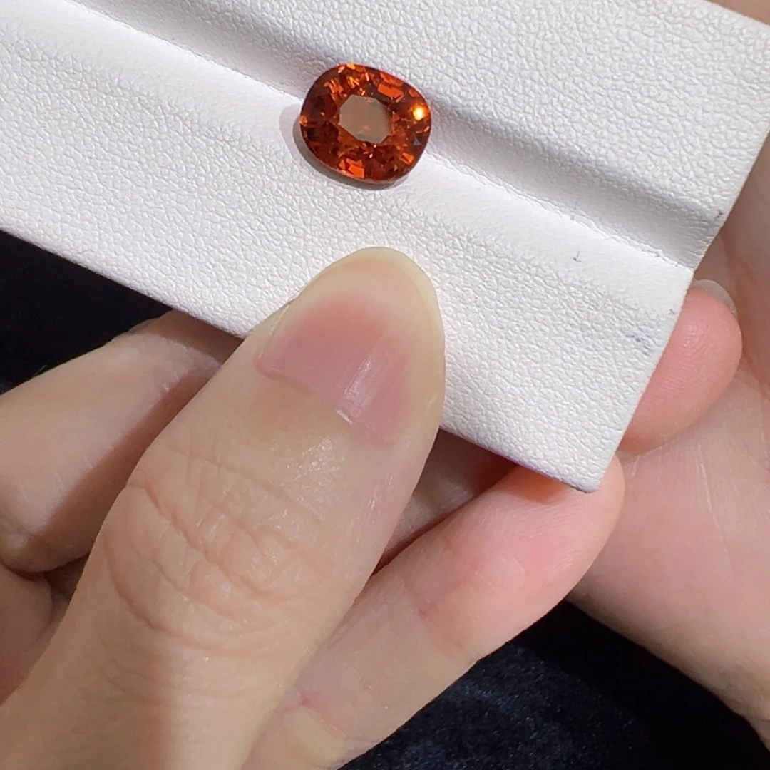 袁***肿石榴石（芬达石）未镶嵌珠宝半成品4.13ct