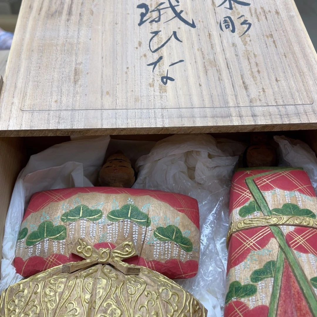 瓷片密密麻麻地排列着一个