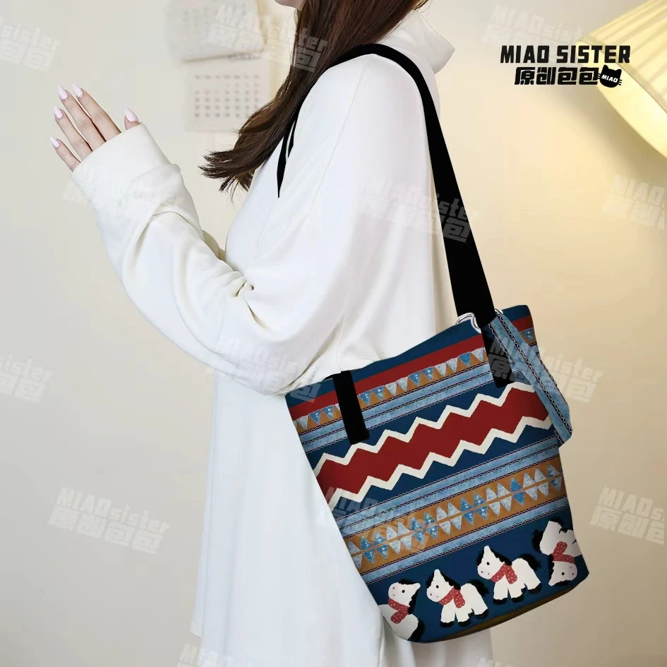 费尔岛小马蓝秋冬可爱插画单肩包女百搭水桶包大容量通勤帆布包B