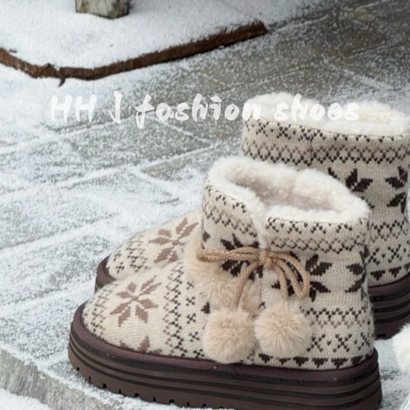 可爱毛球厚底雪地靴女2025冬季新款短靴巨好看加绒百搭东北大棉鞋