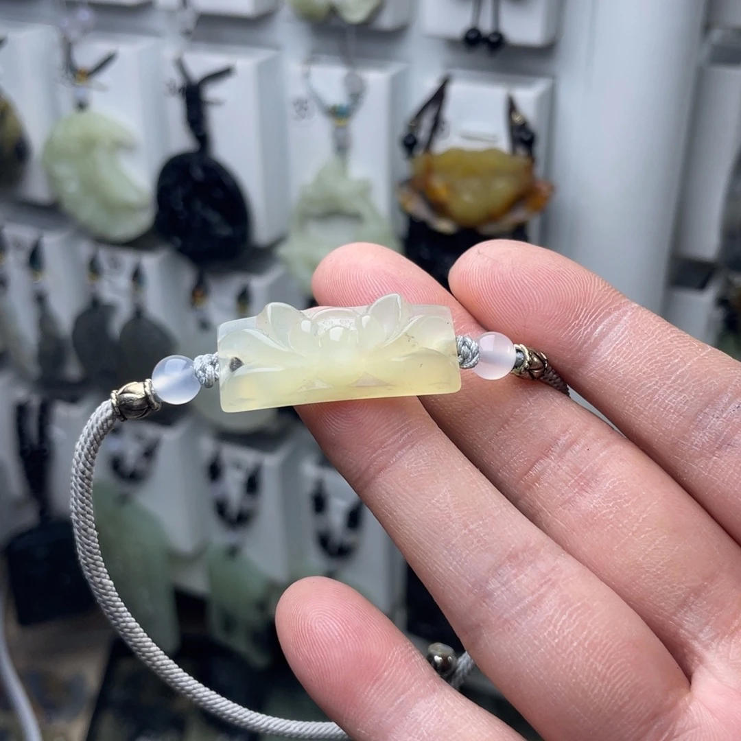 初***❅岫玉未镶嵌颈饰莲花