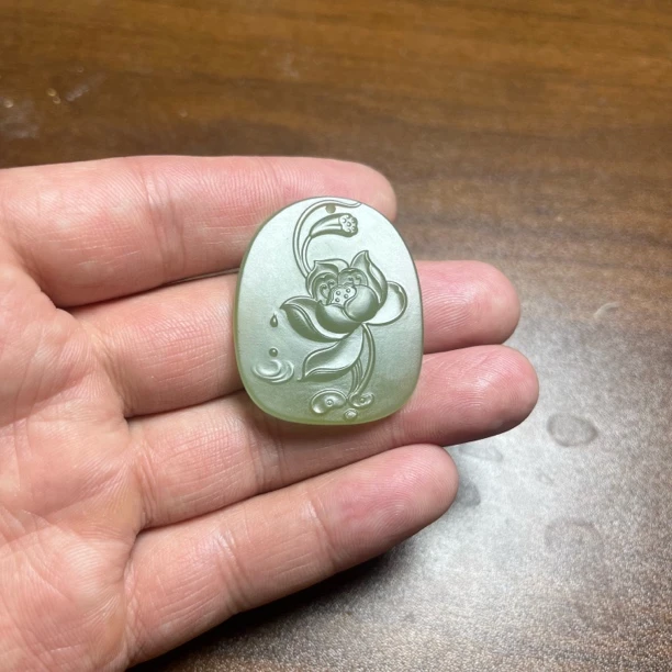 和田玉冰晴莲花牌