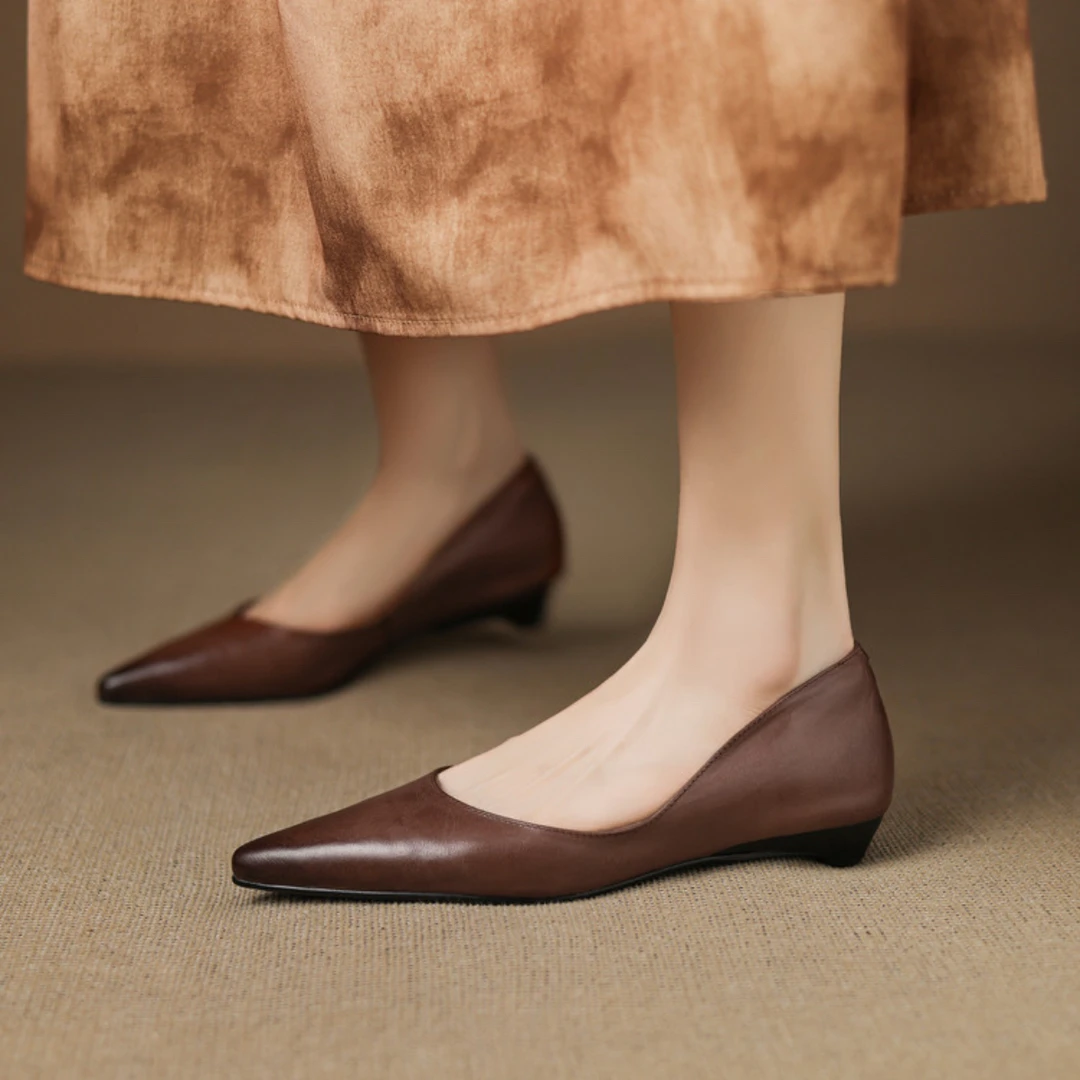 修面防滑尖头英伦风猫跟四季单鞋中跟平底真皮女鞋