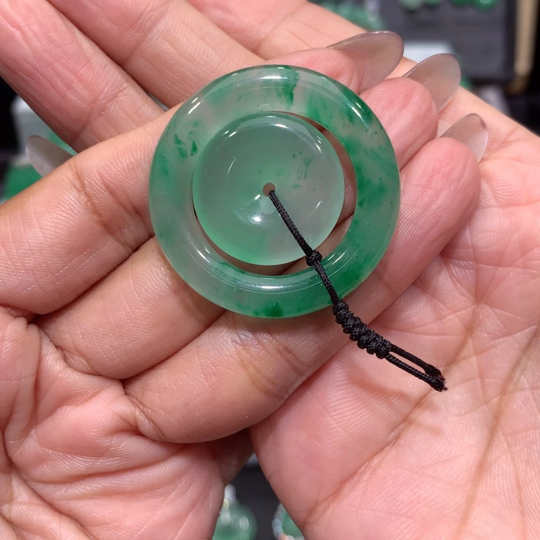 颈饰未镶嵌石英质玉（非洲翠）