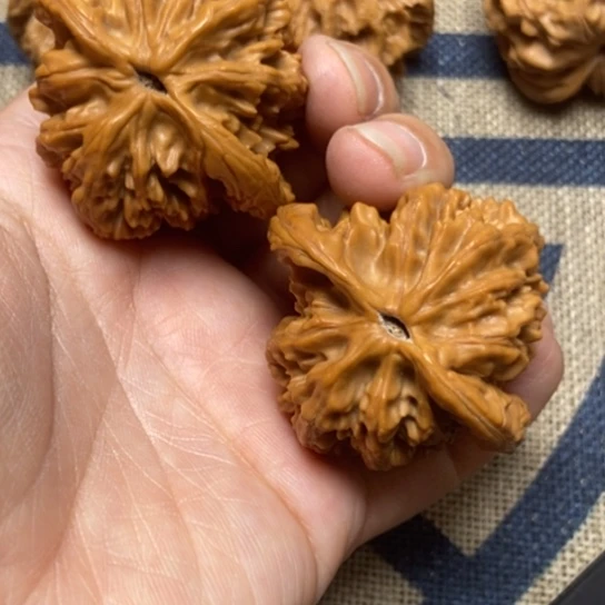 吊坠文玩核桃粗筋虎