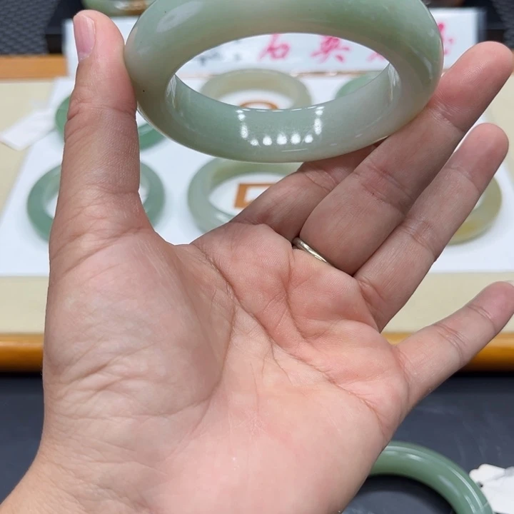 未镶嵌手镯石英质玉請***姐