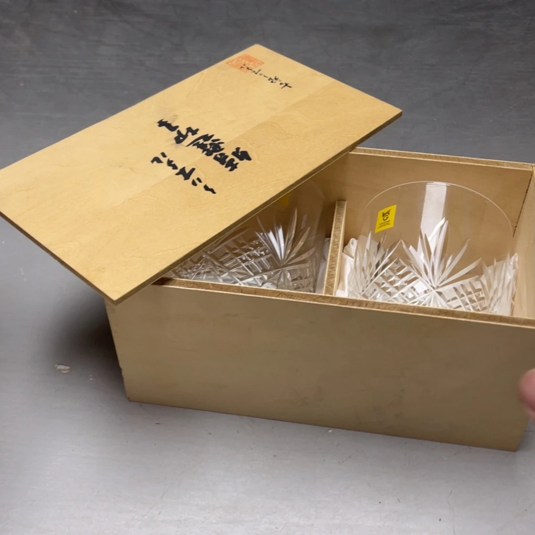 瓷片料****厨密密麻麻地排列着一个大