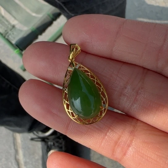 和田玉颈饰18K金镶嵌俄罗斯老料无黑点高冰辣阳绿，加扣2.8