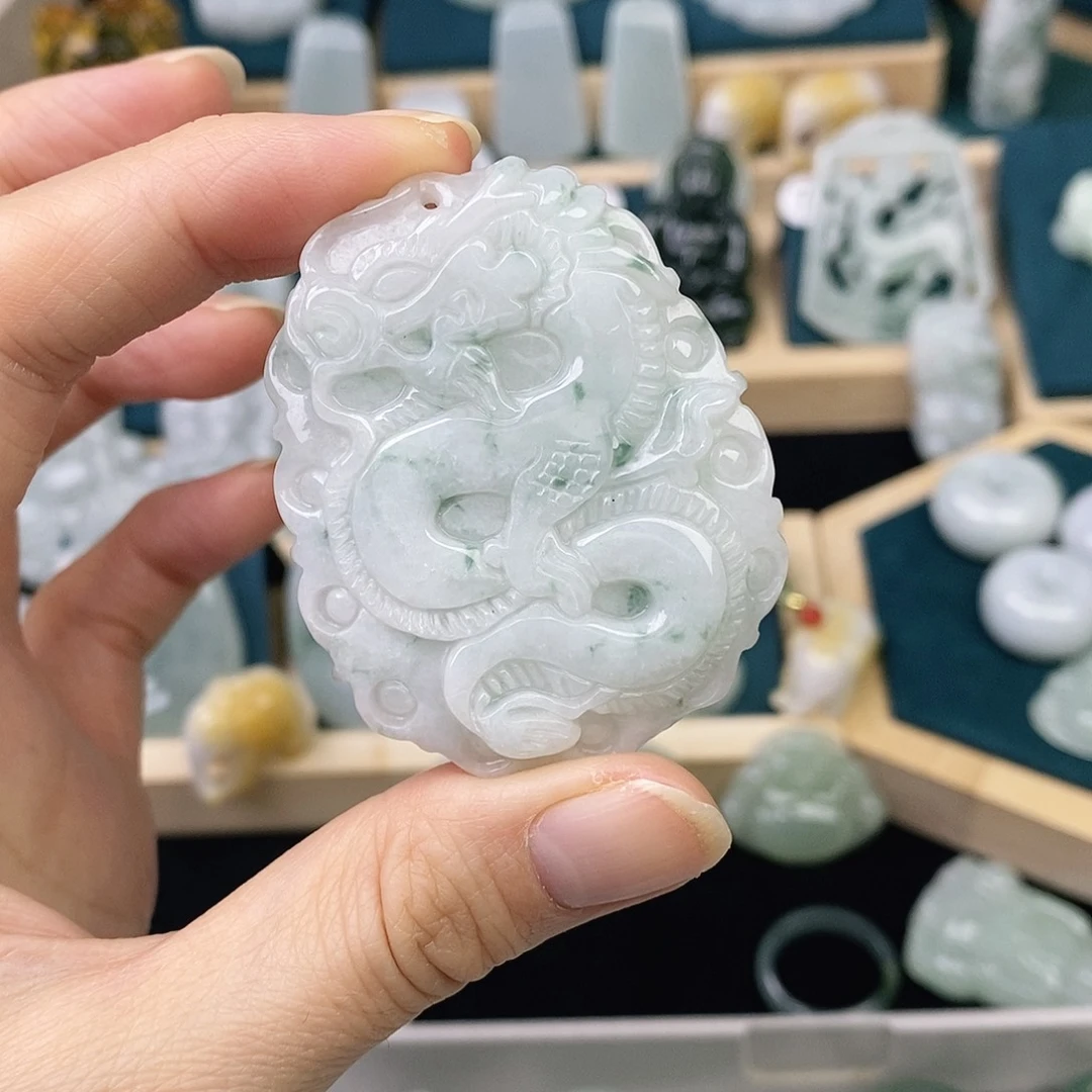 翡翠未镶嵌颈饰龙牌