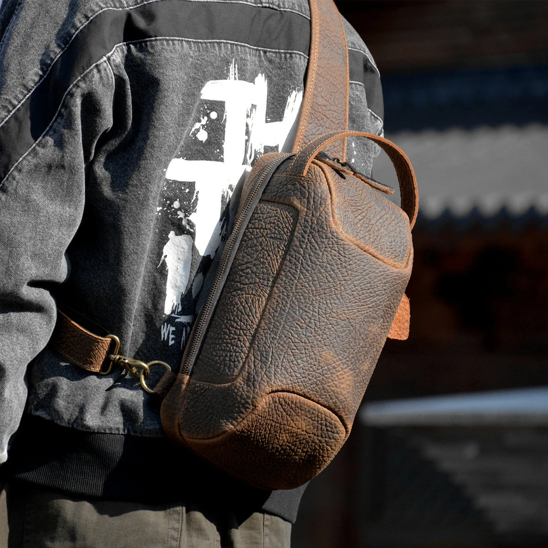 原创复古胸包男疯马牛皮斜挎胸前包真皮单肩包手提包潮背包个性包