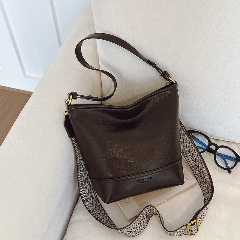 早秋新款高级质感百搭质感水桶包包复古休闲通勤托特包单肩斜跨包