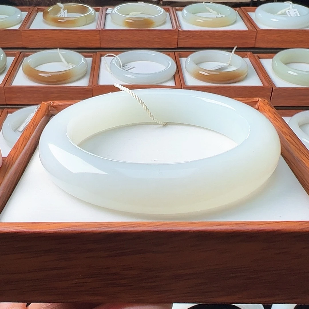 和田玉手镯未镶嵌