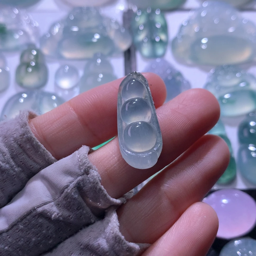 翡翠未镶嵌颈饰豆