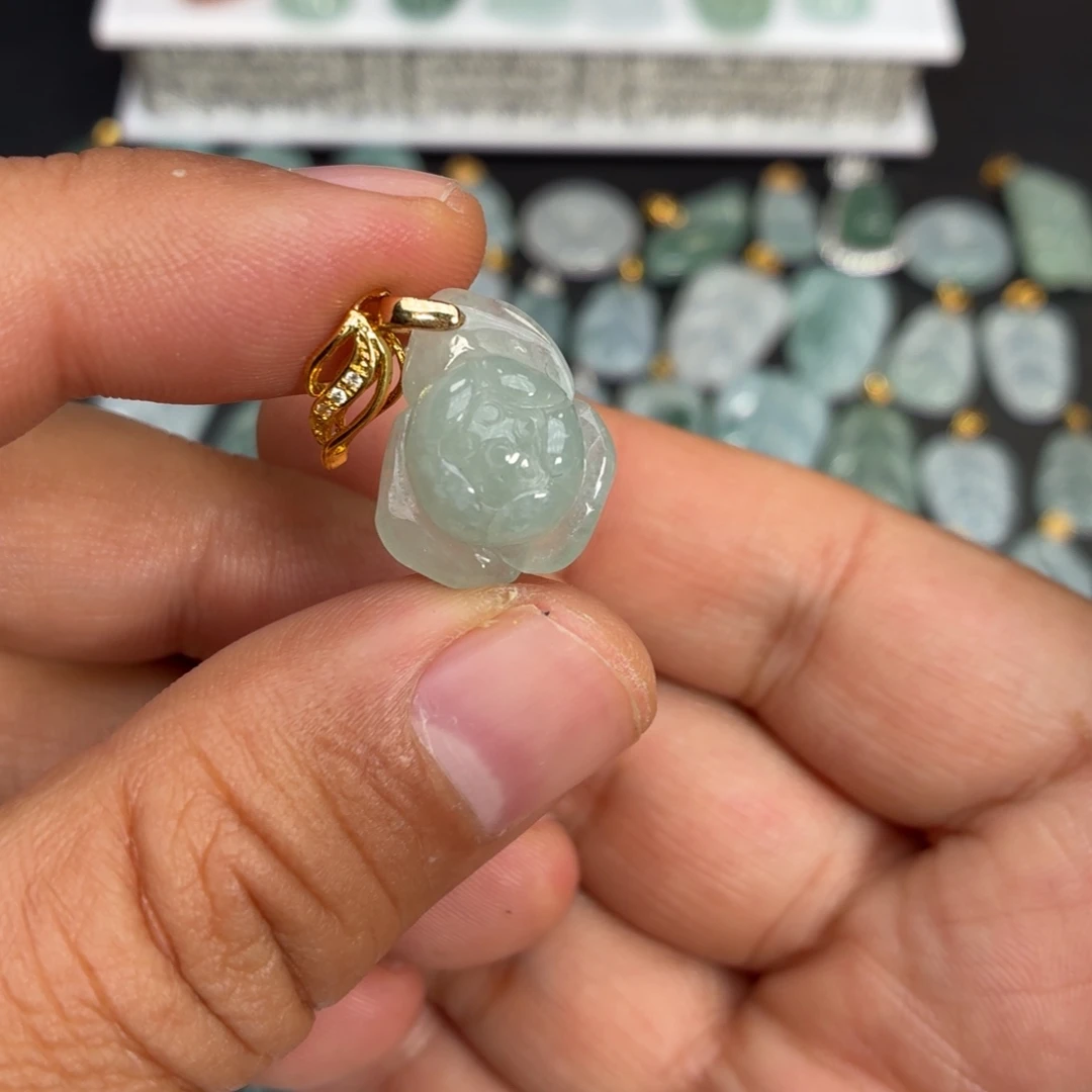 翡翠未镶嵌颈饰花花