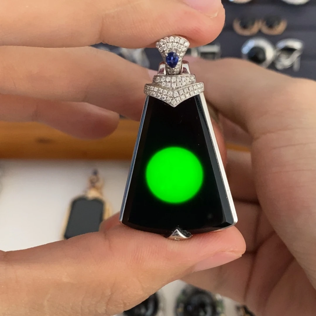 颈饰18K金镶嵌翡翠